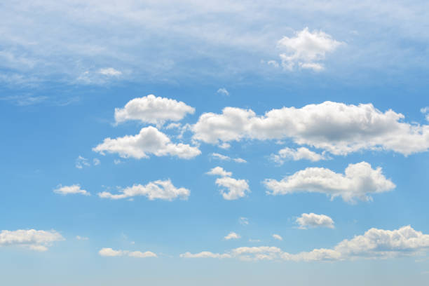 cirro traslucido chiaro e nuvole di strati in alto nel cielo estivo blu. diversi tipi di nuvolosità e fenomeni atmosferici in una giornata di sole. - cumulus cloud condensation sky blue foto e immagini stock