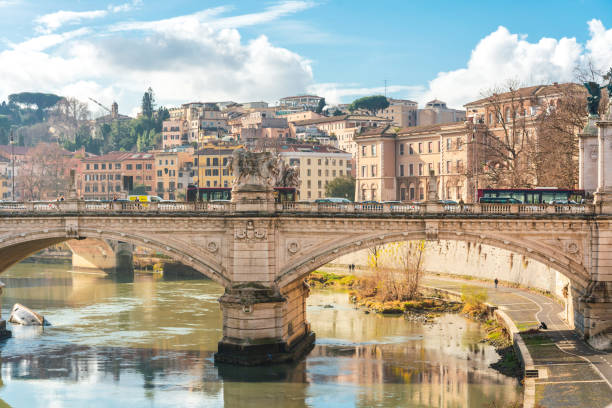 rome, italien-17. januar 2019: aelianische brücke oder pons aelius (römische brücke) in rom, italy - aelian bridge stock-fotos und bilder