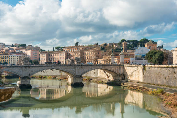 rome, italien-17. januar 2019: aelianische brücke oder pons aelius (römische brücke) in rom, italy - aelian bridge stock-fotos und bilder