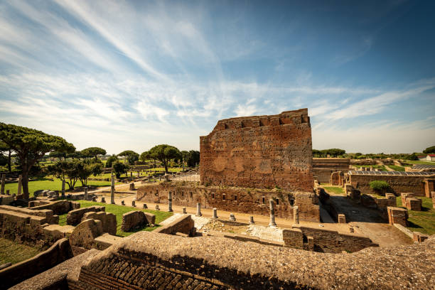 tempio capitolino a ostia antica sito archeologico - roma italia - high angle view famous place roman roman forum foto e immagini stock