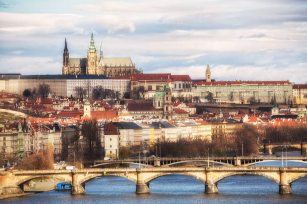 veduta di praga - hradcany castle prague czech republic spring foto e immagini stock