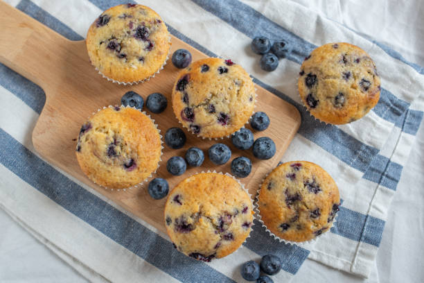 черничные кексы - muffin cake cupcake blueberry muffin стоковые фото и изображения