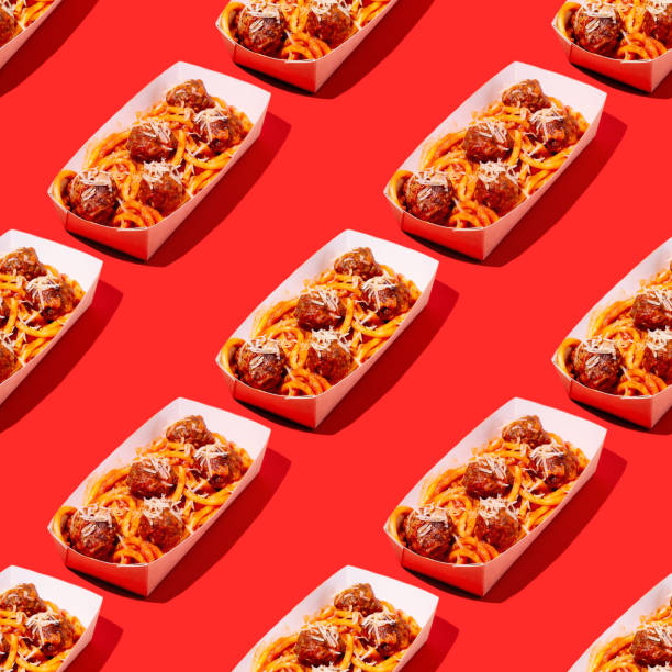 istock Creative seamless pattern of spaghetti and meatballs with tomato sauce in takeaway packaging box on red background 1224378326