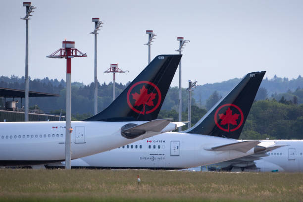 air canada ogony - commercial airplane airplane cargo airplane runway zdjęcia i obrazy z banku zdjęć