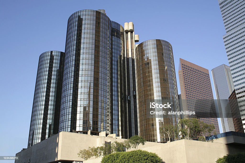 Alto del edificio con reflejo de vidrio - Foto de stock de Aire libre libre de derechos