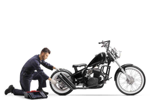 mécanicien de moto réparant une moto d’hélico - lenght photos et images de collection