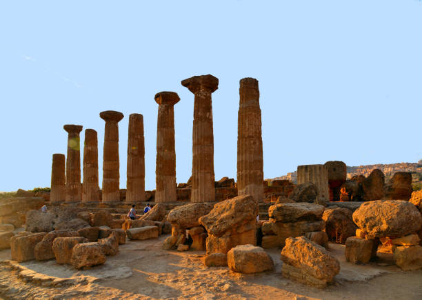 columnas del templo de heracles en el famoso valle antiguo de los templos - greek culture agrigento landscape colonnade fotografías e imágenes de stock