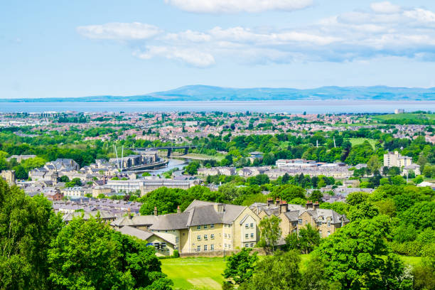 pejzaż lancasterski, z morecambe bay oglądany z ashton memorial w williamson park. - lancaster lancashire zdjęcia i obrazy z banku zdjęć