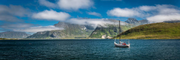 vista sulla costa norvegese dal mare - norway lofoten and vesteral islands sea mountain range foto e immagini stock