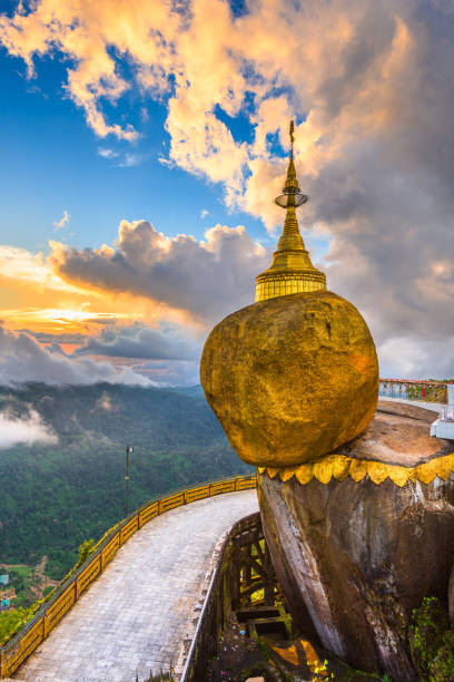 golden rock of mt. kyaiktiyo, myanmar. - burmese culture myanmar pagoda dusk imagens e fotografias de stock