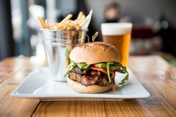 hamburger, frytki i piwo - sandwich plate food french fries zdjęcia i obrazy z banku zdjęć