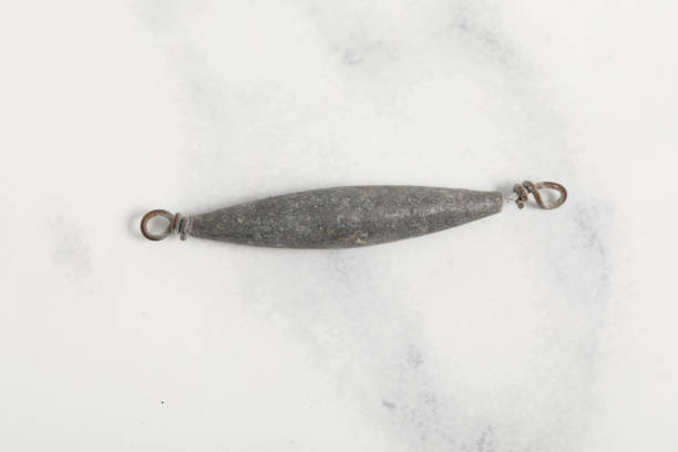 article en métal pour la pêche isolé sur le backgroung blanc - sinker photos et images de collection