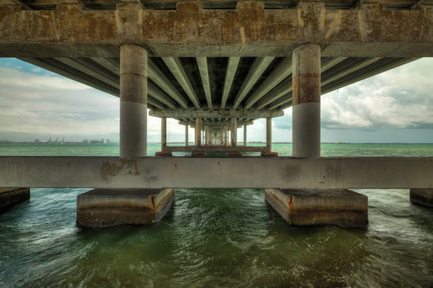 macarthur causeway bridge miami - florida weather urban scene dramatic sky imagens e fotografias de stock