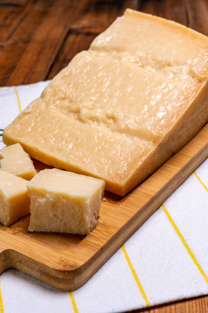 gran cuña de parmigiano-reggiano parmesano duro queso italiano hecho de leche de vaca o grana padano - gran padano fotografías e imágenes de stock