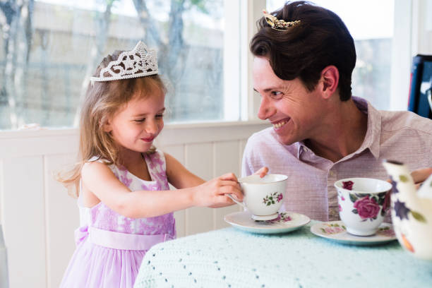 niña feliz sirve té durante la fiesta de té fingir - tea party little girls teapot child fotografías e imágenes de stock