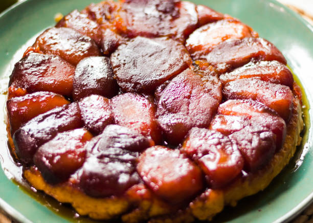 jabłko tarte tatin karmelizowane pokrojone jabłka - tart apple tart apple dessert zdjęcia i obrazy z banku zdjęć