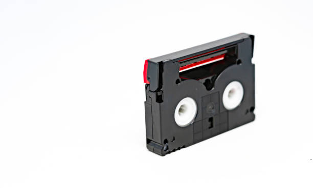 vista laterale di una videocassetta in formato mini dv isolata su sfondo bianco - dv cassette case foto e immagini stock