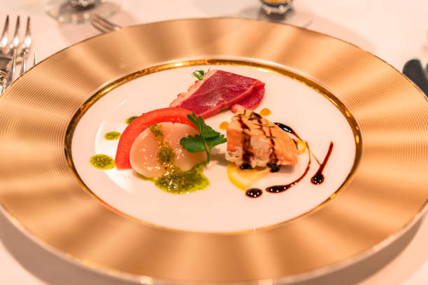 金色の皿の上にフランス料理のオードブル。 - doeuvre ストックフォトと画像