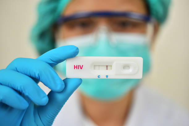 lab technician holding hiv rapid device test - sti imagens e fotografias de stock
