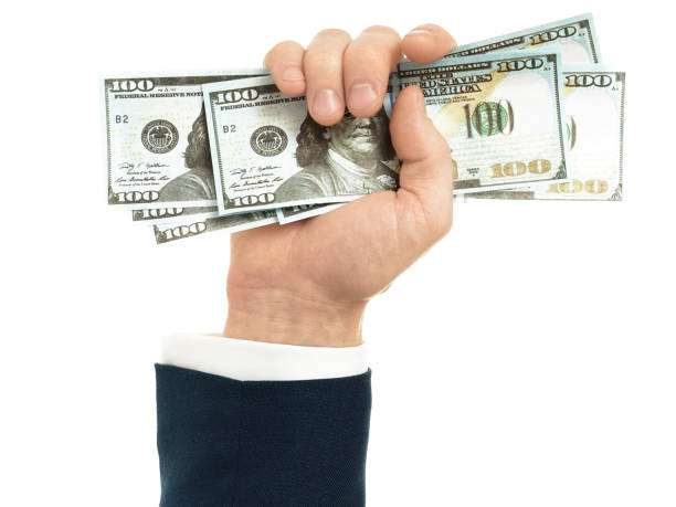 100 долларов в руках бизнесмена. рука с деньг�ами, рука проведения банкноты изолированы в белом фоне - human hand beak currency stack стоковые фото и изображения