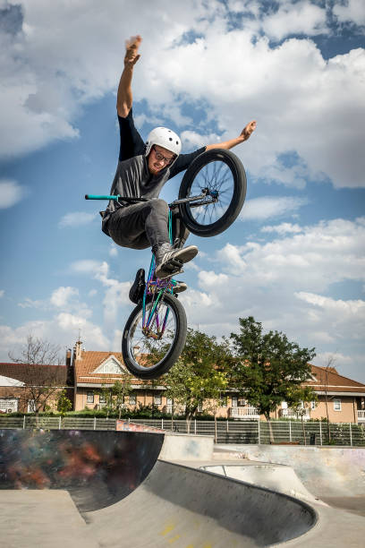 bmx freestyle park getafe - bmx cycling cycling bicycle teenager fotografías e imágenes de stock