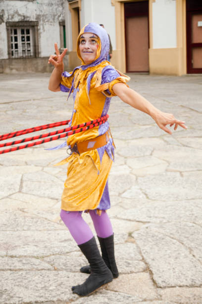 jovem, artista de rua, anéis de malabarismo. - traditional festival juggling women performer - fotografias e filmes do acervo