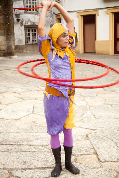 jovem, artista de rua, malabarismo com anéis. - traditional festival juggling women performer - fotografias e filmes do acervo