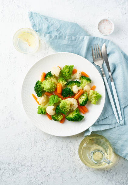 mix of boiled vegetables. broccoli, carrots, cauliflower. steamed vegetables for low-calorie diet - food vegan food gourmet vegetarian food imagens e fotografias de stock