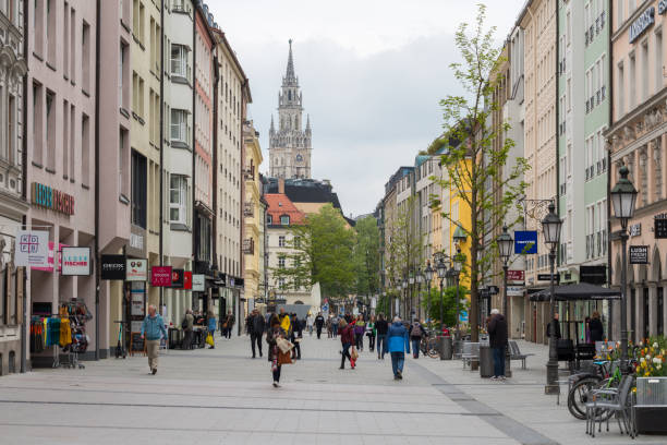 マリエン広場(ミュンヘン、バイエルン/ドイツ)に向かってセンドリンガー通りに沿って見ます。 - 歩行者専用地域 ストックフォトと画像