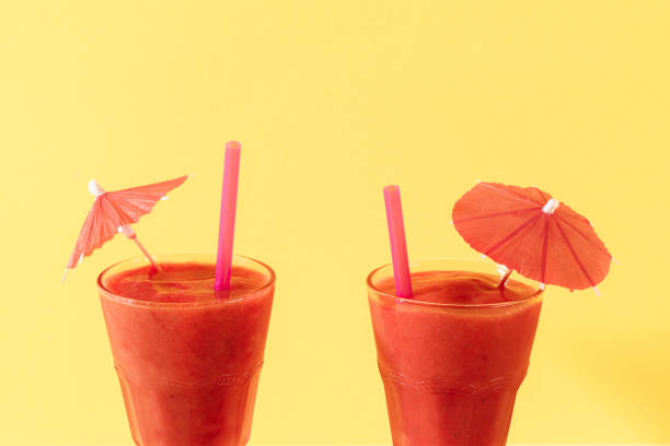 coquetéis de morango de perto. smoothie de morangos. bebida fria de verão - strawberry mocktail smoothie cocktail - fotografias e filmes do acervo