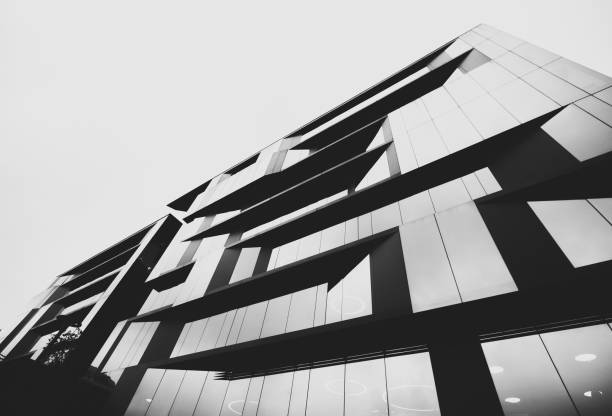 стеклянный фасад современного офисного здания черно-белый - downtown manhattan фотографии стоковые фото и изображения
