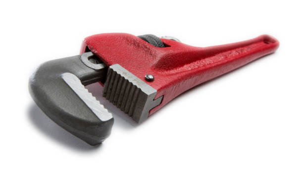 roter klempnerschlüssel auf weißem hintergrund - adjustable wrench wrench clipping path red stock-fotos und bilder