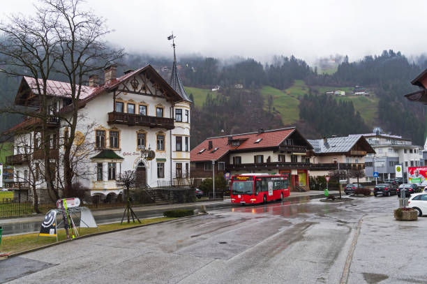 niedrige bewölkung bedecken die berge. - bus coach bus travel red stock-fotos und bilder