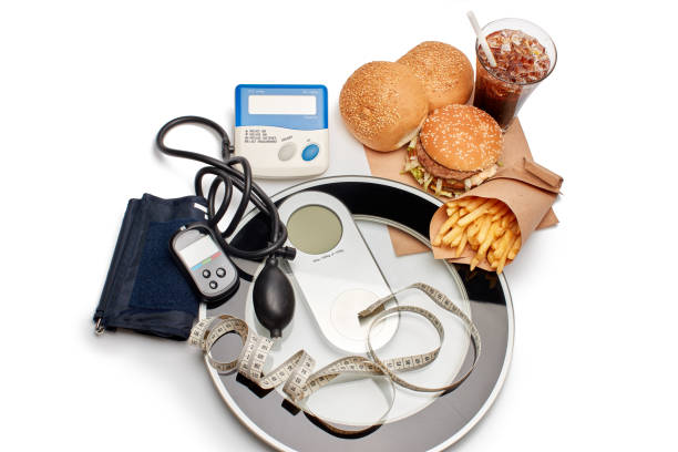 concept de restauration rapide et de santé - food measuring hamburger dieting photos et images de collection