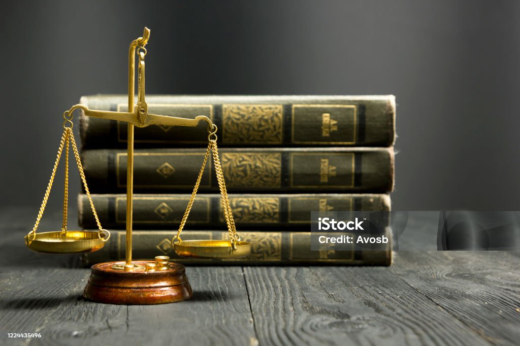 법률 개념 법정 이나 법 집행 사무실에서 테이블에 나무 판사 망치와 오픈 법률 책 텍스트의 공백 복사 배경-주제에 대한 스톡 ...