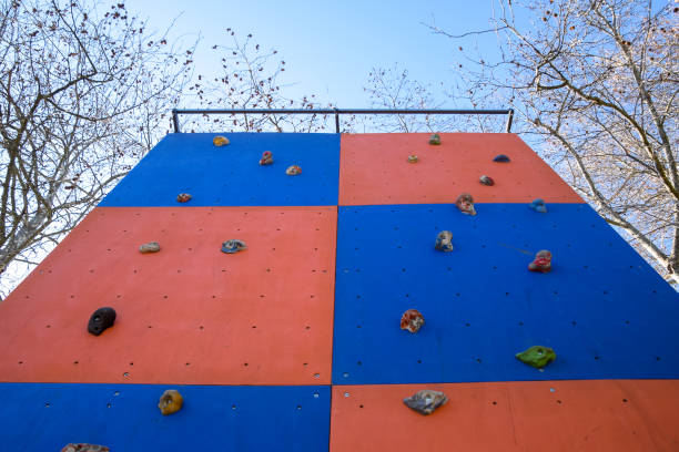 muro per addestrare gli scalatori. le pietre artificiali sono sporgenze sul muro. - hanging on rock rock climbing foto e immagini stock