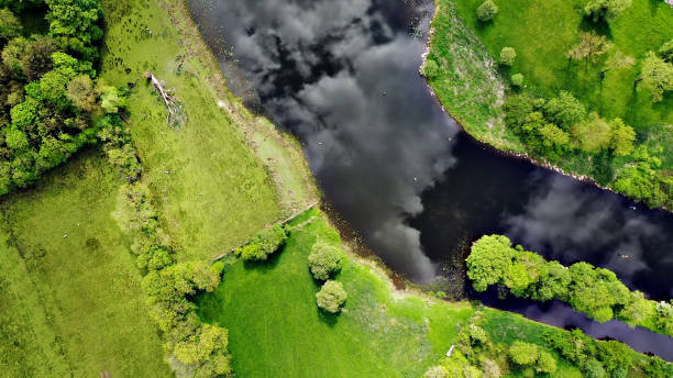direttamente sopra la vista dei campi con il fiume erne in irlanda - republic of ireland immagine foto e immagini stock
