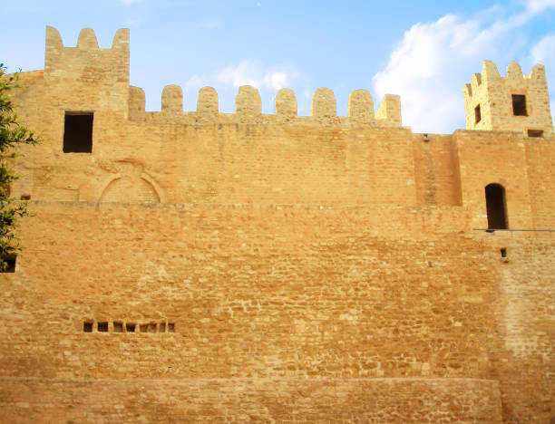wand von ribat in monastir, tunesien, nordafrika - wall surrounding wall obsolete old stock-fotos und bilder