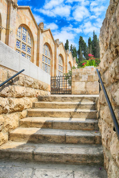 escaliers près de l’église de toutes les nations également connu sous le nom de basilique de l’agonie. il s’agit d’une église catholique romaine située sur le mont des oliviers, jérusalem, israel - garden of gethsemane photos et images de collection