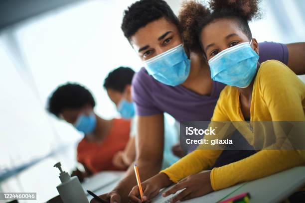 Home Schooling During Coronavirus Quarantine - Fotografias de stock e mais imagens de Máscara de proteção - Máscara de proteção, Afro-americano, Família