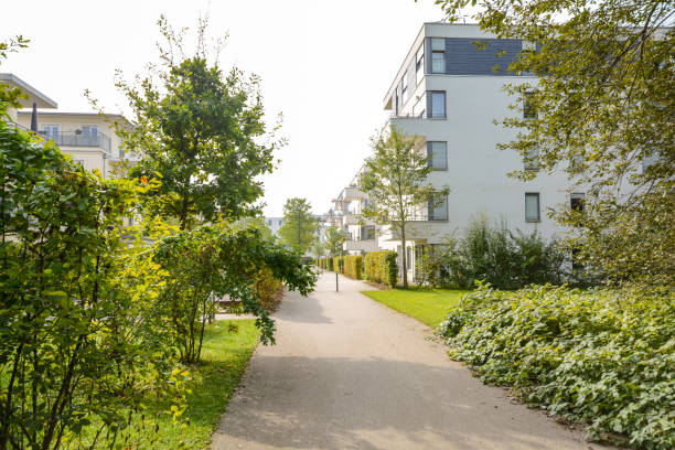 zona residencial verde con edificios de apartamentos en la ciudad, europa - housing project housing development apartment urban scene fotografías e imágenes de stock