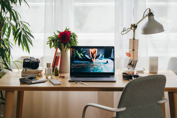 trabajar desde casa: una oficina de hogar improvisada de una empresaria, ordenador portátil abierto en el escritorio - messy adhesive note office computer fotografías e imágenes de stock