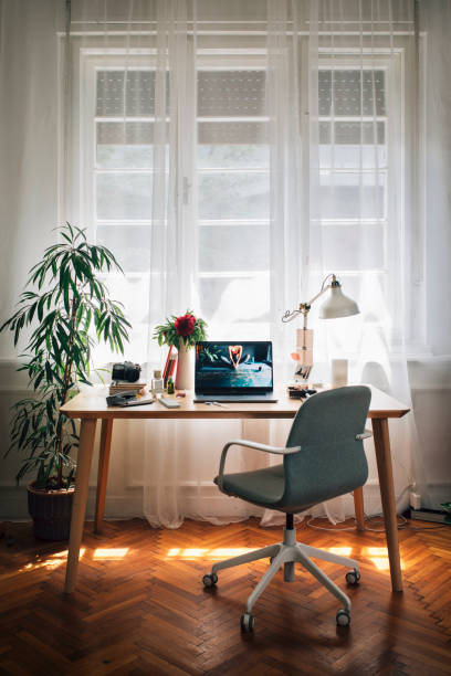 travailler de la maison: un home office improvisé d’une femme d’affaires, ordinateur portable sur le bureau - yoga business women indoors photos et images de collection