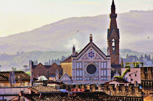 sparatoria nella chiesa di santa croce a firenze - piazza di santa croce foto e immagini stock