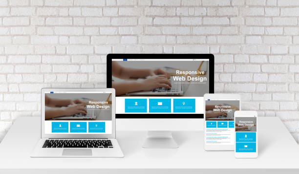 Responsive agency web page design interface presentation on display device with laptop computer on workplace, tablet and smart phone mockup template, simple development website on studio desk. presentación de la interfaz de diseño de la página web de la agencia responsiva en el dispositivo de visualización con el ordenador portátil en el lugar de trabajo, la tableta y la plantilla de maqueta del teléfono inteligente, sitio web de desarroll