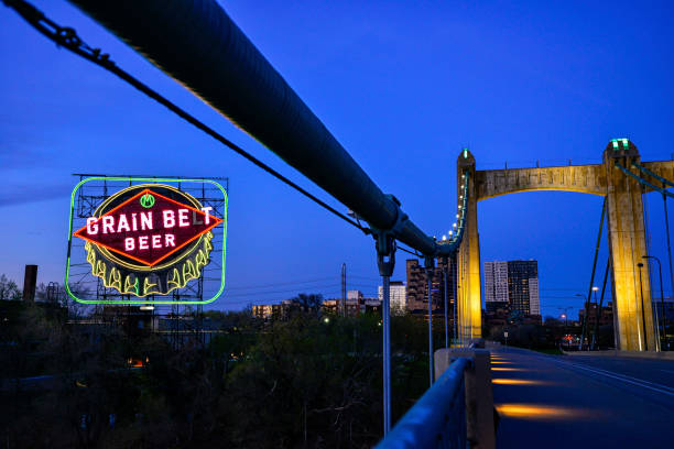 исторический зерновой пояс пиво знак lit в сумерках рядом с хеннепин-авеню моста в миннеаполисе, штат миннесота. - hennepin стоковые фото и изображения