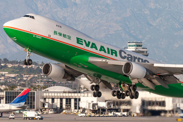 eva airways (eva air cargo) boeing 747 frachtflugzeug startet vom los angeles international airport. - cockpit airplane commercial airplane boeing stock-fotos und bilder