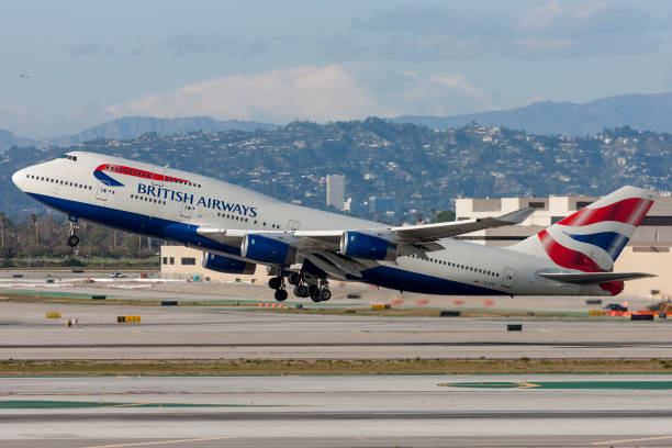 boeing 747 jumbo jet della british airways decolla dall'aeroporto internazionale di los angeles. - airplane cockpit taking off pilot foto e immagini stock