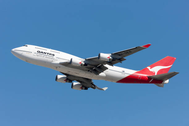 qantas airways boeing 747 jumbo jet decolando do aeroporto internacional de los angeles. - boeing 747 airplane commercial airplane jet - fotografias e filmes do acervo