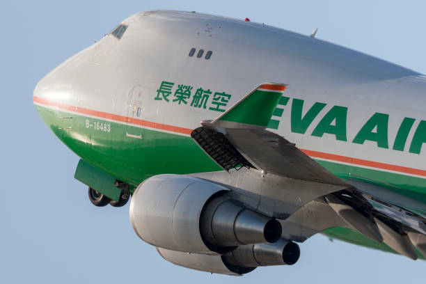 eva airways (eva air cargo) boeing 747 samolot towarowy startuje z międzynarodowego lotniska w los angeles. - boeing boeing 747 airplane cargo container zdjęcia i obrazy z banku zdjęć